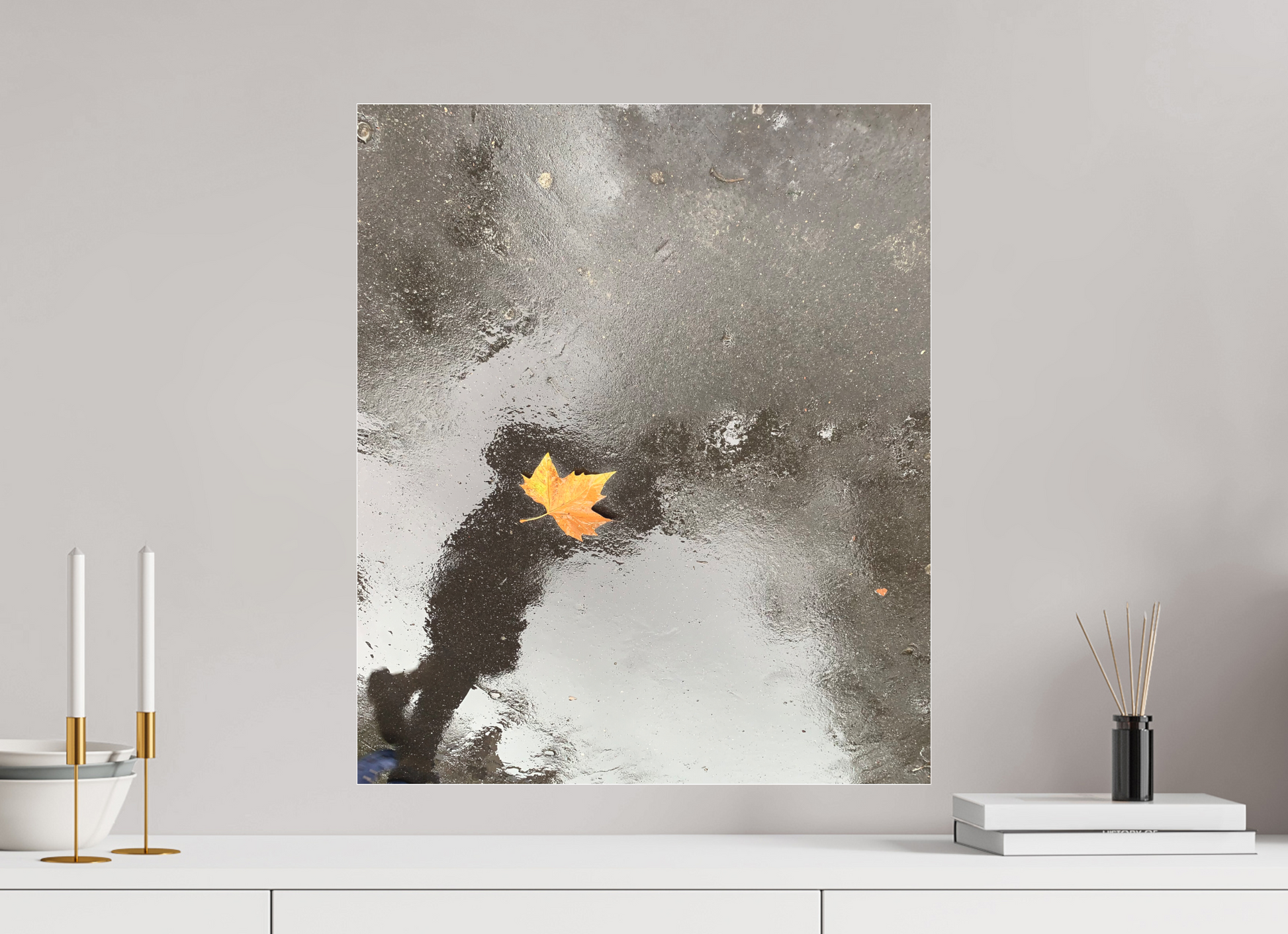50 x 59,3 cm, Tirage photo sous Plexi mat "La pluie fait des miroirs dans la boue" #2 (Marie Sicard)