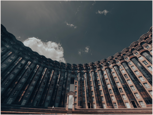 Curved Colossus (Fiammetta Venner)