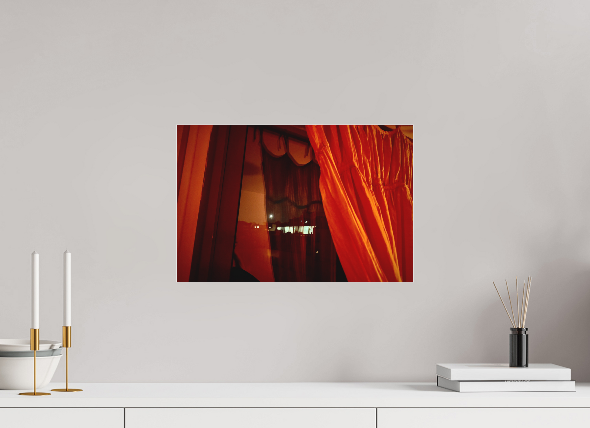 45 x 30 cm, Tirage photo sous Plexi mat Le rideau rouge (Marie Sicard)