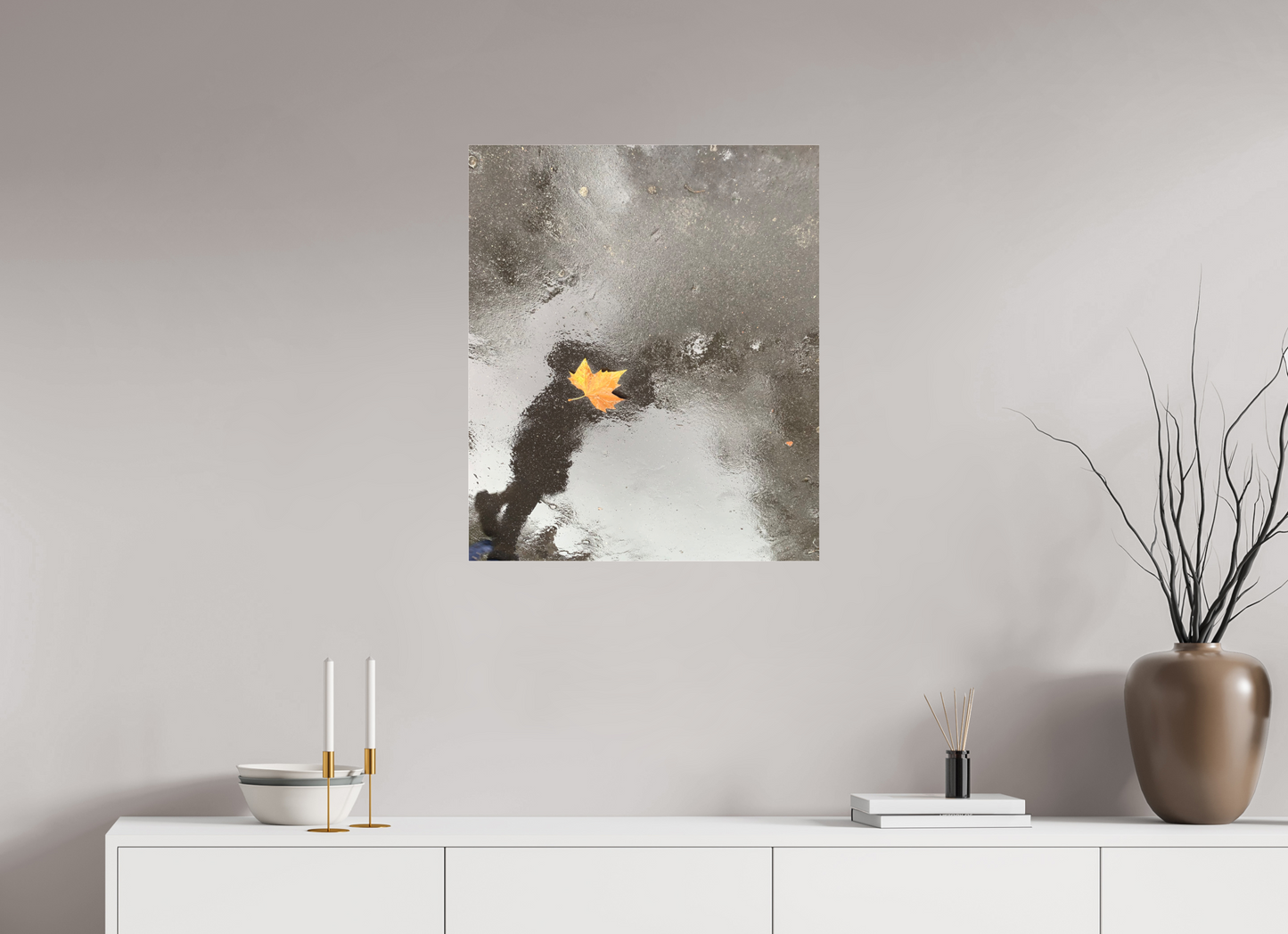 60 x 71,2 cm, Tirage photo sous Plexi mat "La pluie fait des miroirs dans la boue" #2 (Marie Sicard)