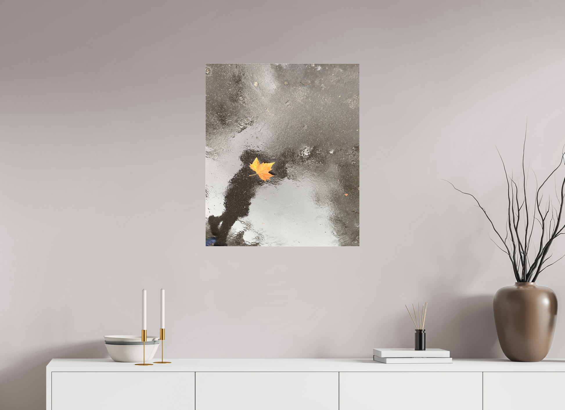 60 x 71,2 cm, Tirage photo sous Plexi mat "La pluie fait des miroirs dans la boue" #2 (Marie Sicard)