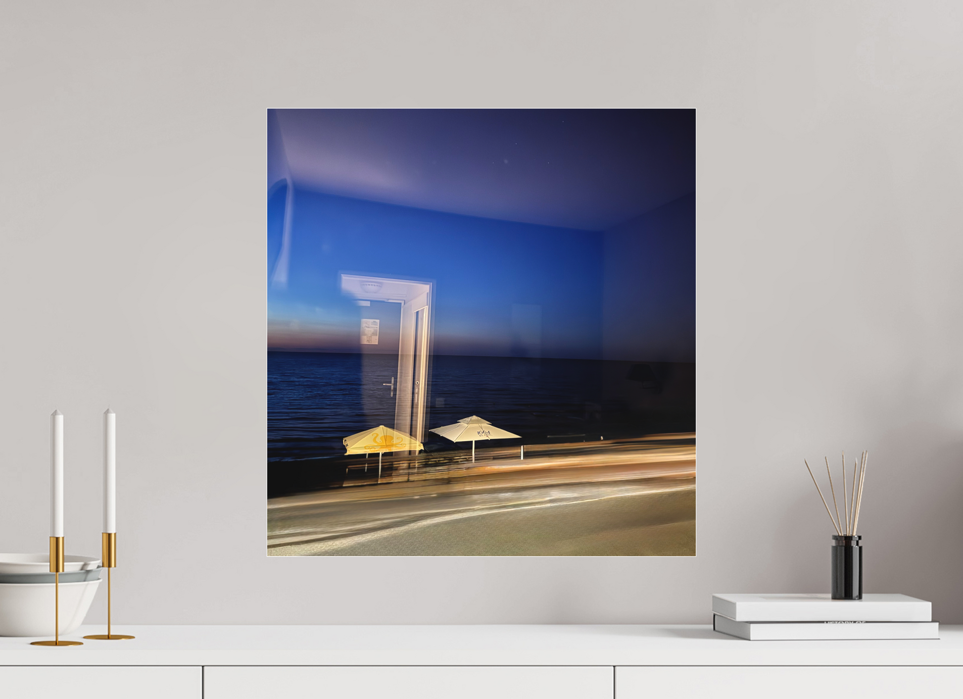 50 x 52,2 cm, Tirage photo sous Plexi mat Une chambre sur la mer (Marie Sicard)