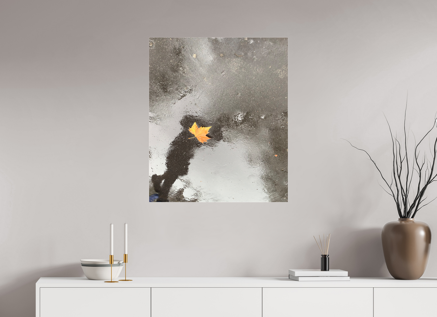 70 x 83 cm, Tirage photo sous Plexi mat "La pluie fait des miroirs dans la boue" #2 (Marie Sicard)