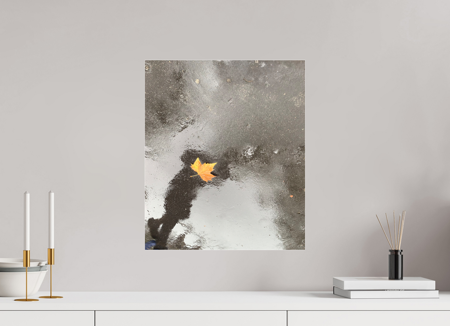 40 x 47,4 cm, Tirage photo sous Plexi mat "La pluie fait des miroirs dans la boue" #2 (Marie Sicard)
