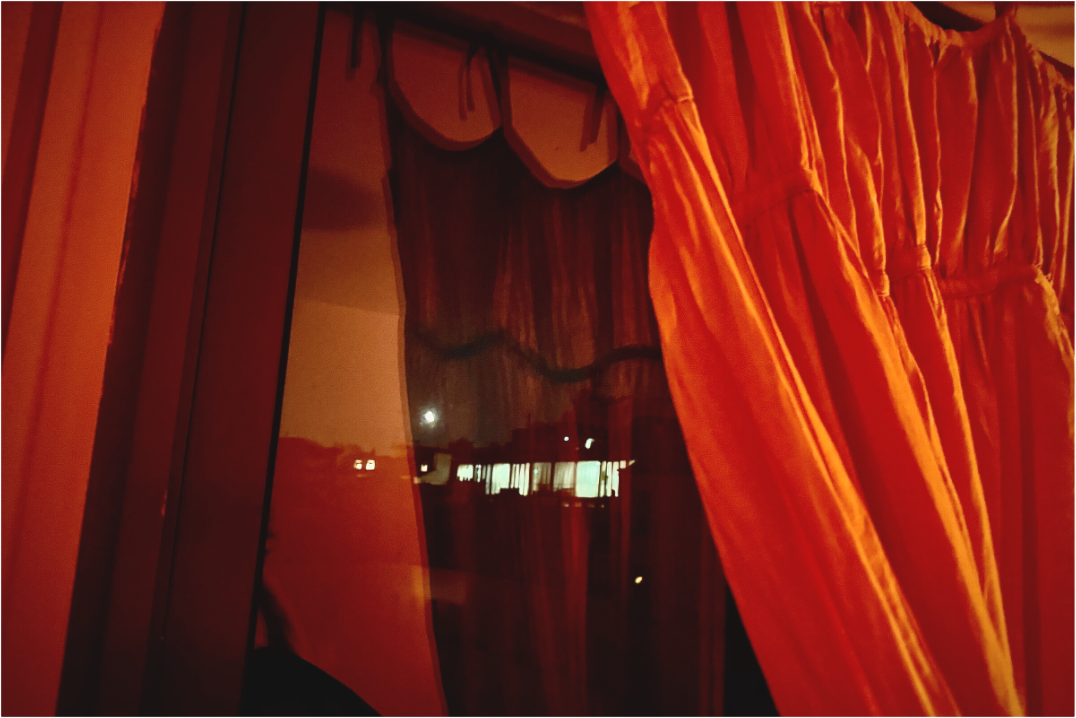 Main image Le rideau rouge (Marie Sicard)