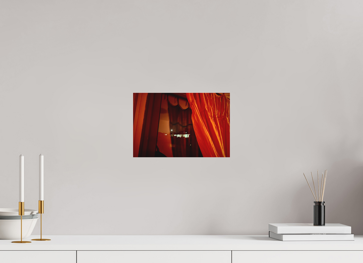 30 x 20 cm, Tirage photo sous Plexi mat Le rideau rouge (Marie Sicard)