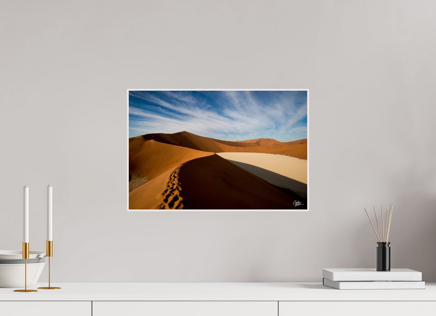 45 x 30 cm, Tirage photo métallisée ultraHD sous Plexi cadre Artbox Tiny Humans on a Desert Dune (Caroline Fourest)