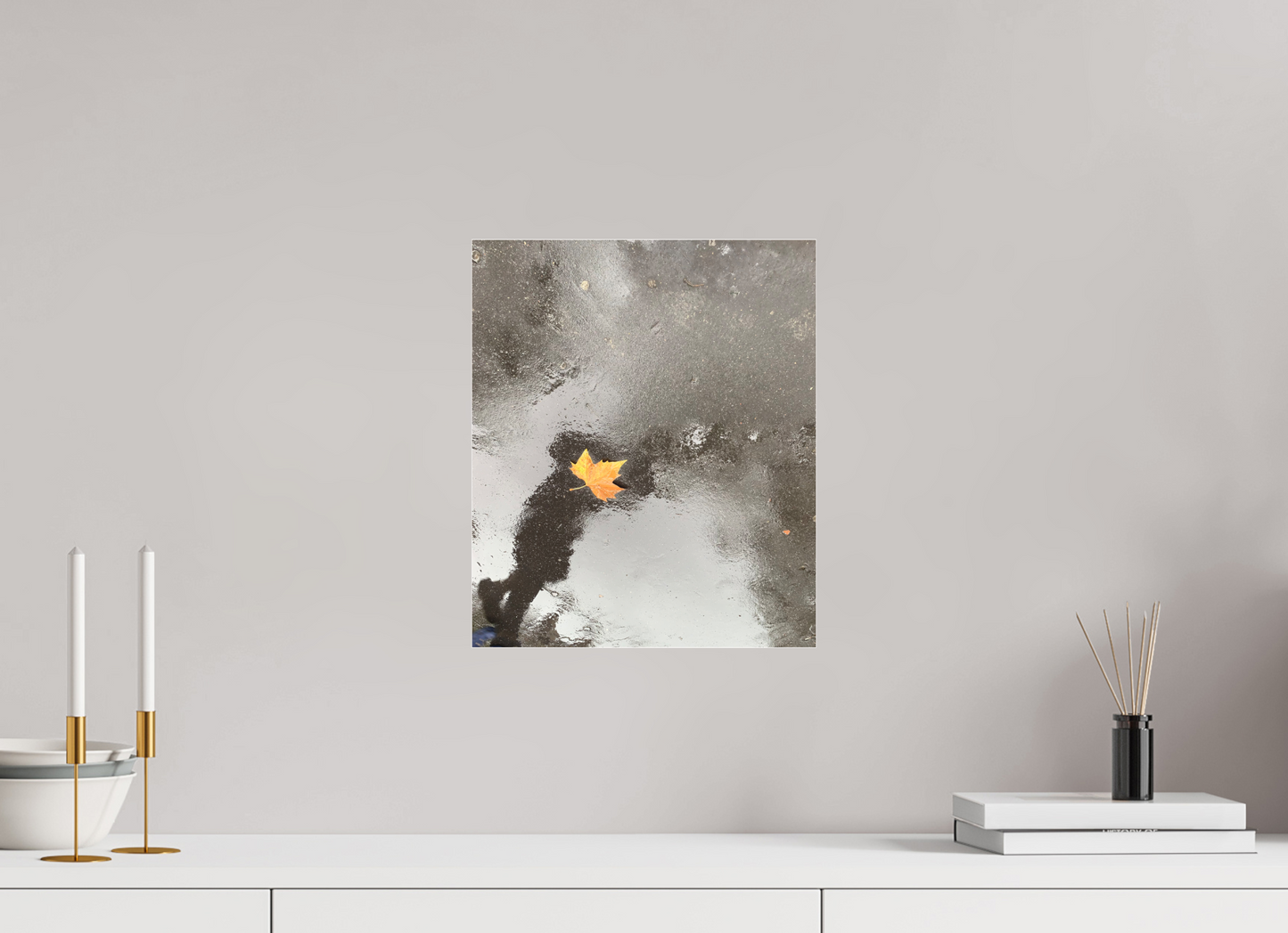 30 x 35,6 cm, Tirage photo sous Plexi mat "La pluie fait des miroirs dans la boue" #2 (Marie Sicard)