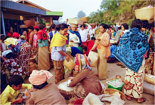 Market Day Vibrancy (Aline de Nanxe)
